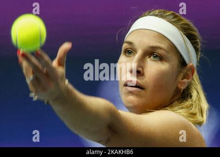 Dominika Cibulkova de Slovaquie sert le ballon lors de son match semi-fin contre Yulia Putintseva du Kazakhstan au tournoi de tennis des Ladies de Saint-Pétersbourg sur 4 février 2017 à Saint-Pétersbourg, en Russie. (Photo de Mike Kireev/NurPhoto) *** Veuillez utiliser le crédit du champ de crédit *** Banque D'Images