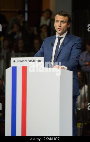 Emmanuel Macron, ancien ministre des Finances, prononce un discours à Lyon devant 16 000 personnes pour les élections présidentielles françaises, le samedi 4th février 2017. Emmanuel Macron est le leader de la bouche politique 'en Marche'. (Photo de Michaud Gael/NurPhoto) *** Veuillez utiliser le crédit du champ de crédit *** Banque D'Images