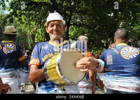 L'homme joue du cuica, un instrument traditionnel de carnaval de carioca pendant le carnaval à la plage d'Ipanema à Rio de Janeiro, Brésil sur 4 février 2017. Le Banda de Ipanema est l'un des groupes de carnaval les plus traditionnels de Rio de Janeiro. Fondée en 1965, la Banda de Ipanema apporte de la joie dans les rues du quartier d'Ipanema, dans la partie sud de la ville de Rio de Janeiro. En plus du riche carnaval de Sambodromo, à Rio de Janeiro, le carnaval de rue est également très traditionnel et rassemble des millions de personnes dans des milliers de blocs de carnaval. (Photo de Luiz Souza/NurPhoto) *** Veuillez utiliser Banque D'Images