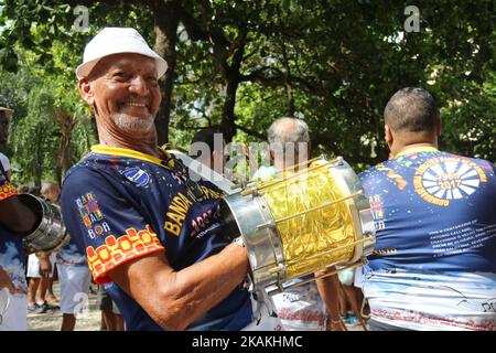 L'homme joue du cuica, un instrument traditionnel de carnaval de carioca pendant le carnaval à la plage d'Ipanema à Rio de Janeiro, Brésil sur 4 février 2017. Le Banda de Ipanema est l'un des groupes de carnaval les plus traditionnels de Rio de Janeiro. Fondée en 1965, la Banda de Ipanema apporte de la joie dans les rues du quartier d'Ipanema, dans la partie sud de la ville de Rio de Janeiro. En plus du riche carnaval de Sambodromo, à Rio de Janeiro, le carnaval de rue est également très traditionnel et rassemble des millions de personnes dans des milliers de blocs de carnaval. (Photo de Luiz Souza/NurPhoto) *** Veuillez utiliser Banque D'Images