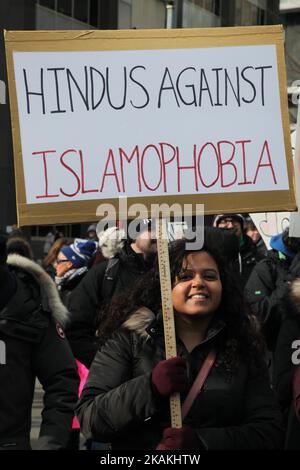 Une femme hindoue tient un panneau disant « hindous contre l'islamophobie », alors que des milliers de Canadiens participent à une protestation massive contre l'interdiction de voyager du président Trump contre les musulmans lors de la Journée nationale d'action contre l'islamophobie et la suprématie blanche dans le centre-ville de Toronto, Ontario, Canada, on 04 février 2017. Les Canadiens se sont joints à des pays du monde entier pour protester contre l'ordre exécutif du président américain Donald Trump, interdisant les citoyens de sept pays musulmans à majorité (Iran, Irak, Soudan, Somalie, Syrie, Yémen et Libye) d'entrer aux États-Unis pour les trois prochains mois et d'interdire la Syrie Banque D'Images