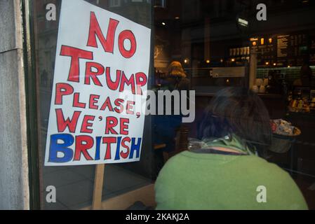 Une personne est assise à côté de la plaque après une manifestation anti-Trump de Mussim Bans le samedi 4 février 2017 à Manchester, au Royaume-Uni. La manifestation, qui s'est produite en solidarité avec d'autres manifestations dans d'autres villes, a été provoquée par la signature par le président Trump d'un décret qui a mis fin à l'ensemble du programme des réfugiés américains et interdit toute personne venant d'Iran, d'Irak, de Libye, de Somalie, du Soudan, La Syrie et le Yémen ainsi que des personnes ayant la double nationalité. (Photo de Jonathan Nicholson/NurPhoto) *** Veuillez utiliser le crédit du champ de crédit *** Banque D'Images