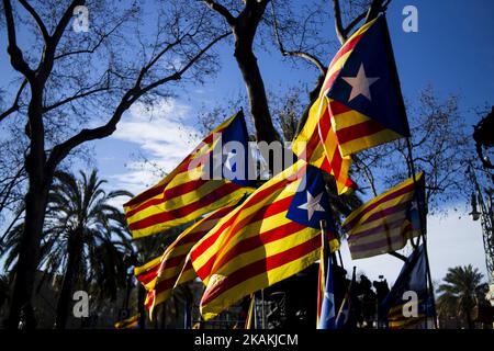 Ambiance de manifestation avec des symboles d'indépendance soutenant Artur Mas, Irene Rigau et Joana Ortega lors de leur promenade à la Cour de justice pour témoigner de l'enquête sur le référendum pour l'indépendance de la Catalogne sur 6 février 2017 à Barcelone, Espagne. (Photo de Xavier Bonilla/NurPhoto) *** Veuillez utiliser le crédit du champ de crédit *** Banque D'Images