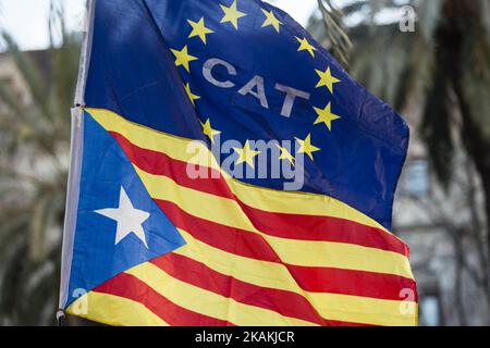 Ambiance de manifestation avec des symboles d'indépendance soutenant Artur Mas, Irene Rigau et Joana Ortega lors de leur promenade à la Cour de justice pour témoigner de l'enquête sur le référendum pour l'indépendance de la Catalogne sur 6 février 2017 à Barcelone, Espagne. (Photo de Xavier Bonilla/NurPhoto) *** Veuillez utiliser le crédit du champ de crédit *** Banque D'Images