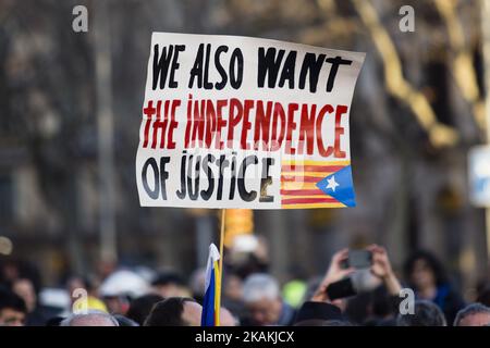 Ambiance de manifestation avec des symboles d'indépendance soutenant Artur Mas, Irene Rigau et Joana Ortega lors de leur promenade à la Cour de justice pour témoigner de l'enquête sur le référendum pour l'indépendance de la Catalogne sur 6 février 2017 à Barcelone, Espagne. (Photo de Xavier Bonilla/NurPhoto) *** Veuillez utiliser le crédit du champ de crédit *** Banque D'Images