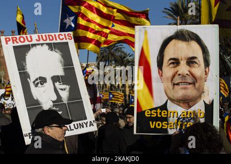 Ambiance de manifestation avec des symboles d'indépendance soutenant Artur Mas, Irene Rigau et Joana Ortega lors de leur promenade à la Cour de justice pour témoigner de l'enquête sur le référendum pour l'indépendance de la Catalogne sur 6 février 2017 à Barcelone, Espagne. (Photo de Xavier Bonilla/NurPhoto) *** Veuillez utiliser le crédit du champ de crédit *** Banque D'Images