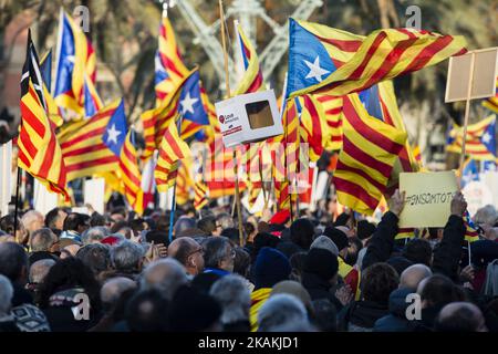 Ambiance de manifestation avec des symboles d'indépendance soutenant Artur Mas, Irene Rigau et Joana Ortega lors de leur promenade à la Cour de justice pour témoigner de l'enquête sur le référendum pour l'indépendance de la Catalogne sur 6 février 2017 à Barcelone, Espagne. (Photo de Xavier Bonilla/NurPhoto) *** Veuillez utiliser le crédit du champ de crédit *** Banque D'Images