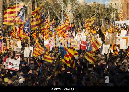 Ambiance de manifestation avec des symboles d'indépendance soutenant Artur Mas, Irene Rigau et Joana Ortega lors de leur promenade à la Cour de justice pour témoigner de l'enquête sur le référendum pour l'indépendance de la Catalogne sur 6 février 2017 à Barcelone, Espagne. (Photo de Xavier Bonilla/NurPhoto) *** Veuillez utiliser le crédit du champ de crédit *** Banque D'Images