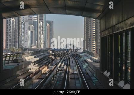 Vue sur la station Emirates Towers du métro de Dubaï depuis la station du centre financier sur la ligne rouge, près du centre-ville de Dubaï. Le lundi 6 février 2017, à Dubaï, Émirats arabes Unis. (Photo par Artur Widak/NurPhoto) *** Veuillez utiliser le crédit du champ de crédit *** Banque D'Images