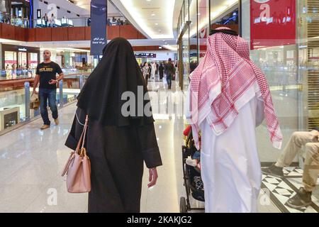 Un couple émirati à l'intérieur d'un centre commercial de Dubaï dans le centre-ville de Dubaï. Le lundi 6 février 2017, à Dubaï, Émirats arabes Unis. (Photo par Artur Widak/NurPhoto) *** Veuillez utiliser le crédit du champ de crédit *** Banque D'Images