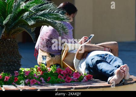 Un couple prend un repos près d'un marché dans la vieille ville de Dubaï. Le lundi 6 février 2017, à Dubaï, Émirats arabes Unis. (Photo par Artur Widak/NurPhoto) *** Veuillez utiliser le crédit du champ de crédit *** Banque D'Images