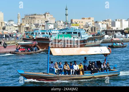 Vue sur les bateaux-bus sur une crique animée de Dubaï. Le lundi 6 février 2017, à Dubaï, Émirats arabes Unis. (Photo par Artur Widak/NurPhoto) *** Veuillez utiliser le crédit du champ de crédit *** Banque D'Images