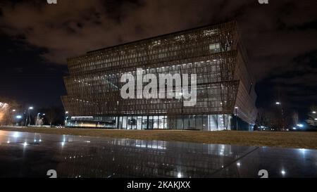 Une vue nocturne du Musée national d'histoire et de culture afro-américaine à Washington, DC, vendredi, 3 février 2017. (Photo de Cheriss May/NurPhoto) *** Veuillez utiliser le crédit du champ de crédit *** Banque D'Images