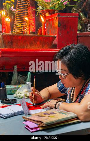 Inscription au nom de la fortune vietnamienne à l'intérieur de la Pagode de l'impératrice de Jade, Ho Chi Minh-ville, Vietnam Banque D'Images