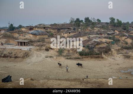 Camp de réfugiés de Kutupalong, Cox's Bazar, Bangladesh. 7 février 2017. Après les attaques des militants Rohingya sur des postes de police frontaliers à 9 octobre 2016, l'armée birmane a entrepris une série d'« opérations de dédouanement » dans le nord de l'État de Rakhine. Les forces de sécurité ont exécuté sommairement des hommes, des femmes et des enfants, pillé des biens et incendié au moins 1 500 maisons et autres bâtiments. Plus de 69 000 Rohingya se sont enfuis au Bangladesh. Actuellement, le nombre est d'environ 70 000. (Photo de Turjoy Chowdhury/NurPhoto) *** Veuillez utiliser le crédit du champ de crédit *** Banque D'Images