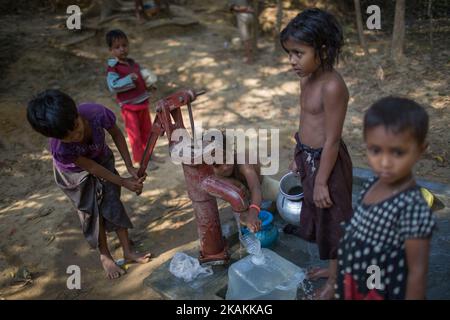 Les enfants réfugiés de Rohingya recueillent de l'eau dans le camp de réfugiés de Kutupalong, Cox's Bazar, au Bangladesh. 7 février 2017. Après les attaques des militants Rohingya sur des postes de police frontaliers à 9 octobre 2016, l'armée birmane a entrepris une série d'« opérations de dédouanement » dans le nord de l'État de Rakhine. Les forces de sécurité ont exécuté sommairement des hommes, des femmes et des enfants, pillé des biens et incendié au moins 1 500 maisons et autres bâtiments. Plus de 69 000 Rohingya se sont enfuis au Bangladesh. Actuellement, le nombre est d'environ 70 000. (Photo de Turjoy Chowdhury/NurPhoto) *** Veuillez utiliser le crédit du champ de crédit *** Banque D'Images