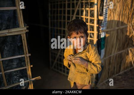 Un réfugié Rohingya dans le camp de réfugiés de Kutupalong, cox's Bazar, Bangladesh. 7 février 2017. Après les attaques des militants Rohingya sur des postes de police frontaliers à 9 octobre 2016, l'armée birmane a entrepris une série d'« opérations de dédouanement » dans le nord de l'État de Rakhine. Les forces de sécurité ont exécuté sommairement des hommes, des femmes et des enfants, pillé des biens et incendié au moins 1 500 maisons et autres bâtiments. Plus de 69 000 Rohingya se sont enfuis au Bangladesh. Actuellement, le nombre est d'environ 70 000. (Photo de Turjoy Chowdhury/NurPhoto) *** Veuillez utiliser le crédit du champ de crédit *** Banque D'Images