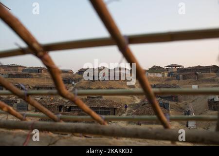 Vue du camp de réfugiés de Kutupalong, Cox's Bazar, Bangladesh. 7 février 2017. Après les attaques des militants Rohingya sur des postes de police frontaliers à 9 octobre 2016, l'armée birmane a entrepris une série d'« opérations de dédouanement » dans le nord de l'État de Rakhine. Les forces de sécurité ont exécuté sommairement des hommes, des femmes et des enfants, pillé des biens et incendié au moins 1 500 maisons et autres bâtiments. Plus de 69 000 Rohingya se sont enfuis au Bangladesh. Actuellement, le nombre est d'environ 70 000. (Photo de Turjoy Chowdhury/NurPhoto) *** Veuillez utiliser le crédit du champ de crédit *** Banque D'Images