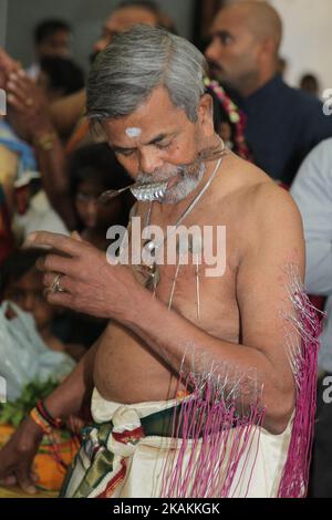 Le dévot hindou de Tamil avec des piercings de corps et des brochettes de visage comme acte de pénitence pendant le Murugan ther Festival dans un temple hindou de tamoul en Ontario, Canada. Les dévotés se préparent à la célébration en se nettoyant par la prière, le célibat et le jeûne pendant 11 à 25 jours avant le festival. Au cours de ce festival religieux, plusieurs dévotés montrent leur dévotion en faisant des offrandes et en piquant leur chair avec des crochets et des brochettes en métal. (Photo de Creative Touch Imaging Ltd./NurPhoto) *** Veuillez utiliser le crédit du champ de crédit *** Banque D'Images