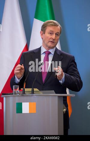 Taoiseach (Premier Ministre) d'Irlande Enda Kenny lors de la conférence de presse à Varsovie, Pologne, le 9 février 2017 (photo de Mateusz Wlodarczyk/NurPhoto) *** Veuillez utiliser le crédit du secteur de crédit *** Banque D'Images