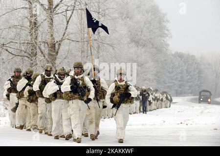 Des soldats AMÉRICAINS et des scouts de l'armée estonienne marchent sur la route Narva-Joesuu - Narva pendant leurs 3 jours 53km mars conjoint. Plus de 200 soldats du 503rd Infantry Regiment de l'armée américaine et de la Compagnie C du Bataillon des Scouts des Forces de défense estoniennes ont lieu un voyage de trois jours, 53 kilomètres de VOKA à Narva dans le comté d'Ida-Viru (nord-est de l'Estonie) sur 6 février - 9, 2017 (photo de Sergei Stepanov/NurPhoto) *** Veuillez utiliser le crédit du champ de crédit *** Banque D'Images