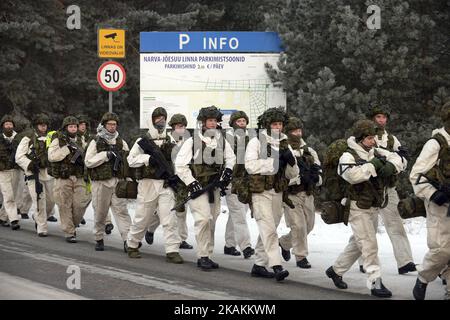 Les scouts de l'armée estonienne défilent sur la route Narva-Joesuu - Narva pendant leurs 3 jours 53km communs avec les troupes de l'armée américaine. Plus de 200 soldats du 503rd Infantry Regiment de l'armée américaine et de la Compagnie C du Bataillon des Scouts des Forces de défense estoniennes ont lieu un voyage de trois jours, 53 kilomètres de VOKA à Narva dans le comté d'Ida-Viru (nord-est de l'Estonie) sur 6 février - 9, 2017 (photo de Sergei Stepanov/NurPhoto) *** Veuillez utiliser le crédit du champ de crédit *** Banque D'Images