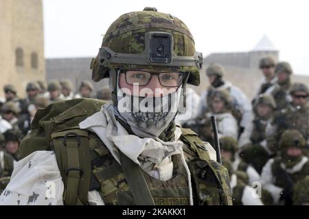 Un soldat scout des Forces de défense estoniennes pose pour photographie dans la cour du château de Narva après 3 jours 53km, marche conjointe sur le nord-est de l'Estonie. Plus de 200 soldats du 503rd Infantry Regiment de l'armée américaine et de la Compagnie C du Bataillon des Scouts des Forces de défense estoniennes ont lieu un voyage de trois jours, 53 kilomètres de VOKA à Narva dans le comté d'Ida-Viru (nord-est de l'Estonie) sur 6 février - 9, 2017 (photo de Sergei Stepanov/NurPhoto) *** Veuillez utiliser le crédit du champ de crédit *** Banque D'Images