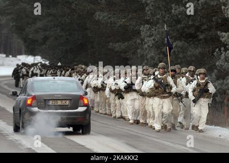 Des soldats AMÉRICAINS et des scouts de l'armée estonienne marchent sur la route Narva-Joesuu - Narva pendant leurs 3 jours 53km mars conjoint. Plus de 200 soldats du 503rd Infantry Regiment de l'armée américaine et de la Compagnie C du Bataillon des Scouts des Forces de défense estoniennes ont lieu un voyage de trois jours, 53 kilomètres de VOKA à Narva dans le comté d'Ida-Viru (nord-est de l'Estonie) sur 6 février - 9, 2017 (photo de Sergei Stepanov/NurPhoto) *** Veuillez utiliser le crédit du champ de crédit *** Banque D'Images