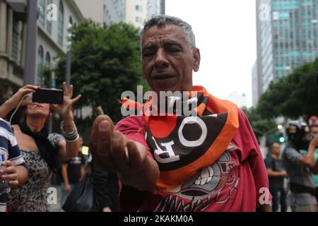 Le démonstrateur montre une capsule de canon (arme létale). Pendant les combats, des armes à feu ont été tirées. Les rues du centre-ville de Rio de Janeiro, au Brésil, ont connu des moments de chaos ce jeudi, 9 février 2017. Des milliers de manifestants ont protesté contre les mesures d'austérité du gouvernement visant à contrôler la crise économique qui affecte l'État de Rio de Janeiro. Janvier. La police et les manifestants se sont affrontés et il y a eu des actes de vandalisme, avec des magasins pillés et des fenêtres cassées. (Photo de Luiz Souza/NurPhoto) *** Veuillez utiliser le crédit du champ de crédit *** Banque D'Images