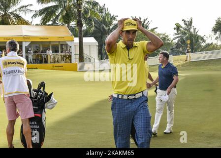 Rafa CABRERA BELLO (Centre) d'Espagne photo au cours du deuxième jour du championnat Maybank de Malaisie 2017 au club de golf et country club de Saujana sur 10 février 2017 à Kuala Lumpur, Malaisie (photo de Chris Jung/NurPhoto) *** Veuillez utiliser le crédit du champ de crédit *** Banque D'Images