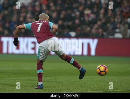 Les scores Sofiane Feghouli de West Ham United sont interdits lors du match de la première ligue EPL entre West Ham United et West Bromwich Albion au stade de Londres, Parc olympique Queen Elizabeth II, Londres, Grande-Bretagne, le 11 février 2017. (Photo de Kieran Galvin/NurPhoto) *** Veuillez utiliser le crédit du champ de crédit *** Banque D'Images