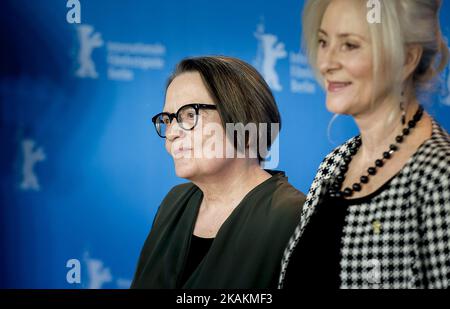 Le réalisateur polonais Agnieszka Hollande (L) et l'actrice polonaise Agnieszka Mangat posent pour les photographes lors d'une séance photo pour le film 'Pokot' (Souor) en compétition au festival Berlinale 67th à Berlin sur 12 février 2017. (Photo de COOLMedia/NurPhoto) *** Veuillez utiliser le crédit du champ de crédit *** Banque D'Images