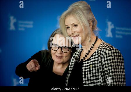 Le réalisateur polonais Agnieszka Hollande (L) et l'actrice polonaise Agnieszka Mangat posent pour les photographes lors d'une séance photo pour le film 'Pokot' (Souor) en compétition au festival Berlinale 67th à Berlin sur 12 février 2017. (Photo de COOLMedia/NurPhoto) *** Veuillez utiliser le crédit du champ de crédit *** Banque D'Images