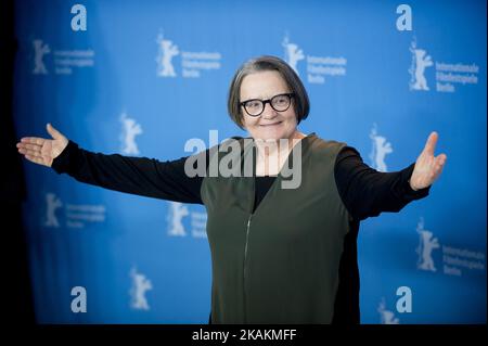 Le réalisateur polonais Agnieszka Holland pose pour les photographes lors d'une séance photo pour le film Pokot (Souor) en compétition au festival Berlinale 67th à Berlin sur 12 février 2017. (Photo de COOLMedia/NurPhoto) *** Veuillez utiliser le crédit du champ de crédit *** Banque D'Images