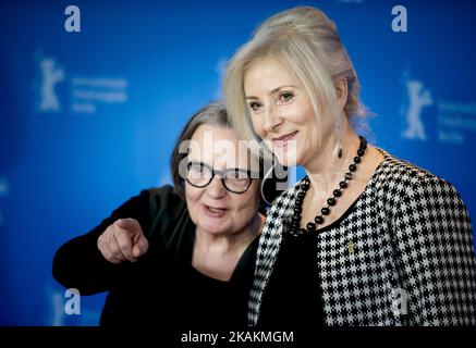 Le réalisateur polonais Agnieszka Hollande (L) et l'actrice polonaise Agnieszka Mangat posent pour les photographes lors d'une séance photo pour le film 'Pokot' (Souor) en compétition au festival Berlinale 67th à Berlin sur 12 février 2017. (Photo de COOLMedia/NurPhoto) *** Veuillez utiliser le crédit du champ de crédit *** Banque D'Images