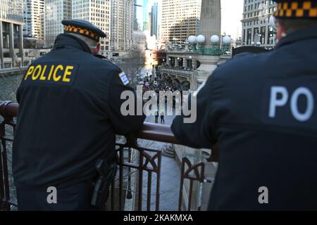 La garde de la police se réunit à l'avant des activistes, en face de la Trump Tower, avant de se départir de leur pantalon et de se mettre en train sur 12 février 2017 à Chicago, dans l'Illinois. L'événement a été organisé pour protester contre les politiques du président Donald Trump et pour exiger qu'il libère ses informations fiscales. (Photo de Patrick Gorski/NurPhoto) *** Veuillez utiliser le crédit du champ de crédit *** Banque D'Images