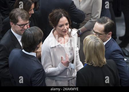 L'actrice Natalia Woerner (C) est photographiée lors de l'élection présidentielle au Bundesverdammlung (Assemblée fédérale) de 16th au Bundestag de Berlin, en Allemagne, sur 12 février 2017. Le candidat à la présidence Frank-Walter Steinmeier, 61 ans, sera certainement élu nouveau président en tant que candidat officiel des partis gouvernementaux CDU/CSU et SPD et soutenu par le FDP et le Parti Vert, contre la pauvreté Christoph Butterwegge chercheur, nommé par le parti gauche Die Linke et Albrecht Glaser, Nominé par le parti d'extrême droite AfD (alternative pour l'Allemagne). (Photo par Emmanuele Contini/NurPhoto) *** PL Banque D'Images