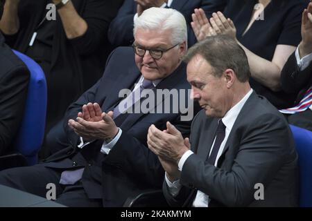 Le candidat à la présidence Frank-Walter Steinmeier (C) discute avec le président de la faction SPD du Bundestag Thomas Hoppermann (R) lors du discours inaugural du président du Bundestag Norbert Lammert (non illustré) avant le vote pour l'élection du nouveau président par le Bundesverjammlung (Assemblée fédérale) Au Reichstag à Berlin, en Allemagne, sur 12 février 2017. Le candidat à la présidence Frank-Walter Steinmeier, 61 ans, va certainement être élu nouveau président, étant le candidat officiel des partis gouvernementaux CDU/CSU et SPD et soutenu par le FDP et le Parti Vert, contre la pauvreté Banque D'Images