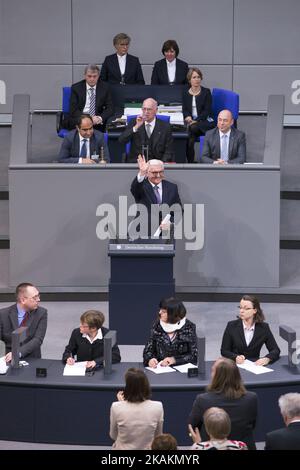 Le nouveau président allemand Frank-Walter Steinmeier (C) se délite après avoir tenu une fessée aux membres du Bundesverdammlung (Assemblée fédérale) après son élection au Reichstag à Berlin, en Allemagne, sur 12 février 2017. Le candidat à la présidence Frank-Walter Steinmeier, 61 ans, sera certainement élu nouveau président en tant que candidat officiel des partis gouvernementaux CDU/CSU et SPD et soutenu par le FDP et le Parti Vert, contre la pauvreté Christoph Butterwegge chercheur, nommé par le parti gauche Die Linke et Albrecht Glaser, Proposé par le parti d'extrême droite AfD (alternative pour l'Allemagne).Stei Banque D'Images