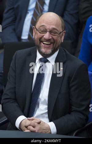 Le candidat du SPD chancelier Martin Schulz réagit lors du discours inaugural du président du Bundestag Norbert Lammert (pas sur la photo) avant le vote pour l'élection du nouveau président par le Bundesverdammlung (Assemblée fédérale) au Reichstag à Berlin, en Allemagne, sur 12 février 2017. Le candidat à la présidence Frank-Walter Steinmeier, 61 ans, va certainement être élu nouveau président en tant que candidat officiel des partis gouvernementaux CDU/CSU et SPD et soutenu par le FDP et le Parti Vert, contre le chercheur Christoph Butterwegge sur la pauvreté, nommé par le parti gauche Die Linke et Al Banque D'Images