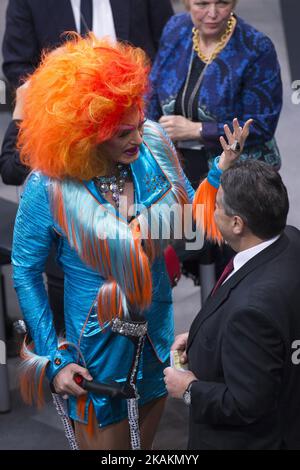 La reine de Drag Olivia Jones (C-L) discute avec le ministre allemand des Affaires étrangères Sigmar Gabriel lors des votes pour l'élection présidentielle par le Bundesverdammlung (Assemblée fédérale) au Reichstag à Berlin, Allemagne sur 12 février 2017. Le candidat à la présidence Frank-Walter Steinmeier, 61 ans, sera certainement élu nouveau président en tant que candidat officiel des partis gouvernementaux CDU/CSU et SPD et soutenu par le FDP et le Parti Vert, contre la pauvreté Christoph Butterwegge chercheur, nommé par le parti gauche Die Linke et Albrecht Glaser, Nominé par le parti d'extrême droite AfD (alternative pour Ger Banque D'Images