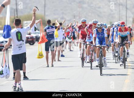 Un peloton de cavaliers pendant la phase d'ouverture, à 176,5km de la plage d'Al Sawadi au parc de Naseem de la visite à vélo 2017 d'Oman. Le mardi 14 février 2017, à Muscat, Oman. Photo par Artur Widak *** Veuillez utiliser le crédit du champ de crédit *** Banque D'Images