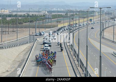 Un peloton de cavaliers pendant la phase d'ouverture, à 176,5km de la plage d'Al Sawadi au parc de Naseem de la visite à vélo 2017 d'Oman. Le mardi 14 février 2017, à Muscat, Oman. Photo par Artur Widak *** Veuillez utiliser le crédit du champ de crédit *** Banque D'Images