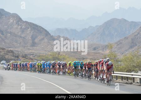 Un peloton de cavaliers pendant la phase d'ouverture, à 176,5km de la plage d'Al Sawadi au parc de Naseem de la visite à vélo 2017 d'Oman. Le mardi 14 février 2017, à Muscat, Oman. Photo par Artur Widak *** Veuillez utiliser le crédit du champ de crédit *** Banque D'Images