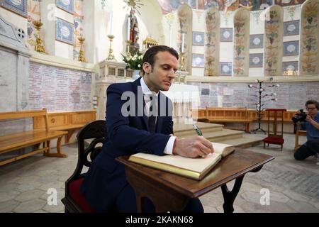 Emmanuel Macron, un espoir présidentiel français, visite la basilique notre-Dame d'Afrique dans le quartier Bab el-Oued d'Alger, sur 14 février 2017. Macron achève sa visite de deux jours en Algérie. (Photo de Billal Bensalem/NurPhoto) *** Veuillez utiliser le crédit du champ de crédit *** Banque D'Images