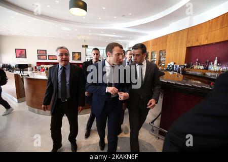 Emmanuel Macron, ancien ministre français de l'économie, candidat à l'élection présidentielle, a rencontré Ali haddad chefs du Forum des affaires (FCE) lors de sa visite en Algérie. Alger le 14/02/2016. (Photo de Billal Bensalem/NurPhoto) *** Veuillez utiliser le crédit du champ de crédit *** Banque D'Images