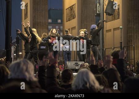 Des femmes protestent dansant pendant la « révolution montante d'un milliard » à la porte de Brandebourg à Berlin, en Allemagne, sur 14 février 2017. Lors de cet événement mondial annuel de la Saint-Valentin, les femmes manifestent pour leurs droits et contre la violence de toutes sortes. (Photo par Emmanuele Contini/NurPhoto) *** Veuillez utiliser le crédit du champ de crédit *** Banque D'Images