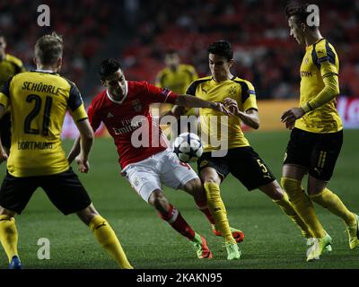 La marche avant de Benfica Raul Jimenez (2nd L) rivalise avec le défenseur de Dortmund Marc Bartra (2nd R) lors du match de la Ligue des champions 2016/17 entre SL Benfica et BVB Borussia Dortmund, à Lisbonne, sur 14 février 2017. (Photo de Carlos Palma/NurPhoto) *** Veuillez utiliser le crédit du champ de crédit *** Banque D'Images