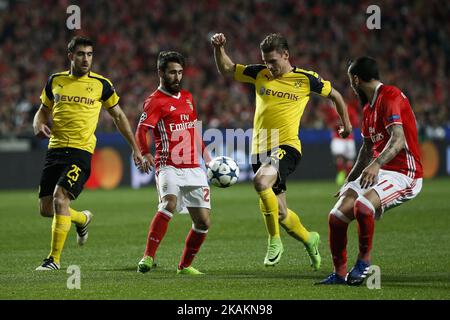 Rafa Silva, milieu de terrain de Benfica (2nd L), est en présence du défenseur de Dortmund Sokratis Papastathopoulos (L) et du défenseur de Dortmund Lukasz Piszczek (2nd R) lors du match de la Ligue des champions 2016/17 entre SL Benfica et BVB Borussia Dortmund, à Lisbonne, sur 14 février 2017. (Photo de Carlos Palma/NurPhoto) *** Veuillez utiliser le crédit du champ de crédit *** Banque D'Images