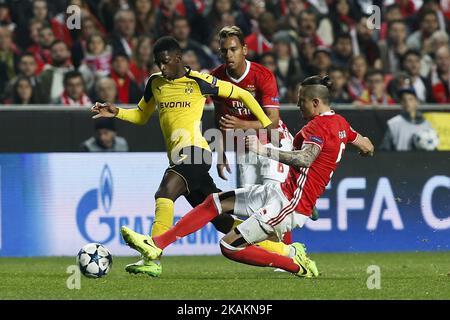 Ousmane Dembele (L), l'avant de Dortmund, est en présence du milieu de terrain de Benfica Ljubomir Fejsa (R) et du milieu de terrain de Benfica Filipe Augusto (C) lors du match de la Ligue des champions 2016/17 entre SL Benfica et BVB Borussia Dortmund, à Lisbonne, sur 14 février 2017. (Photo de Carlos Palma/NurPhoto) *** Veuillez utiliser le crédit du champ de crédit *** Banque D'Images